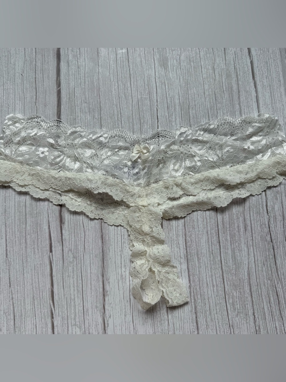 Hanky Panky Victoria Lace crotchless thong in light ivory